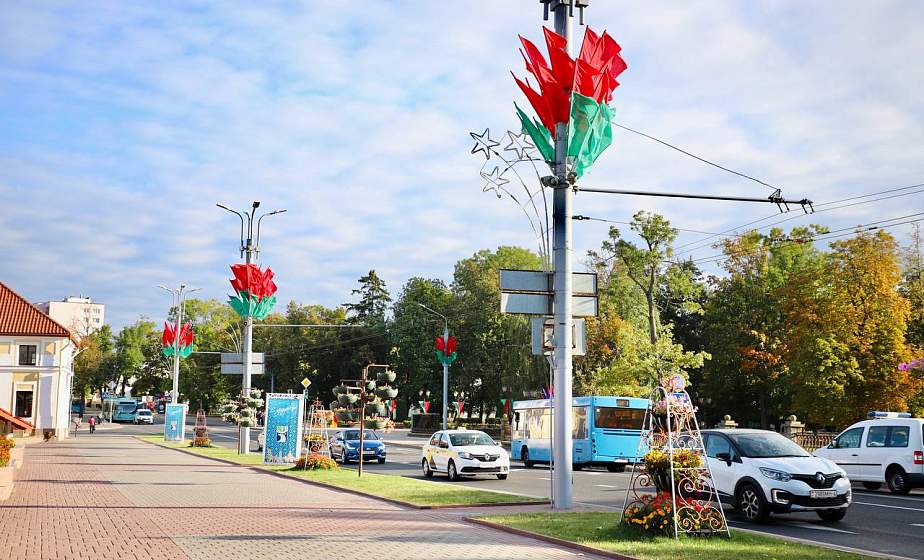 ФОТОФАКТ: Гродно встречает День народного единства в праздничном убранстве 