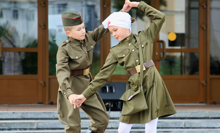 Фотофакт: Культурно-музыкальная программа «Мы едины!» на площадке у областного драмтеатра дарит гродненцам праздничное настроение