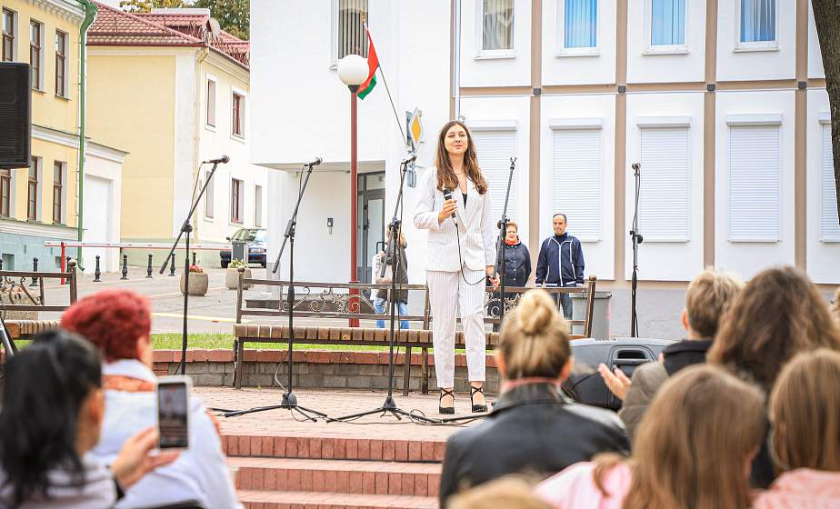 Фотофакт: «Славе – не меркнуть! Традициям жить!». Концертная программа в рамках празднования Дня народного единства прошла у культурного центра «Фестивальный»