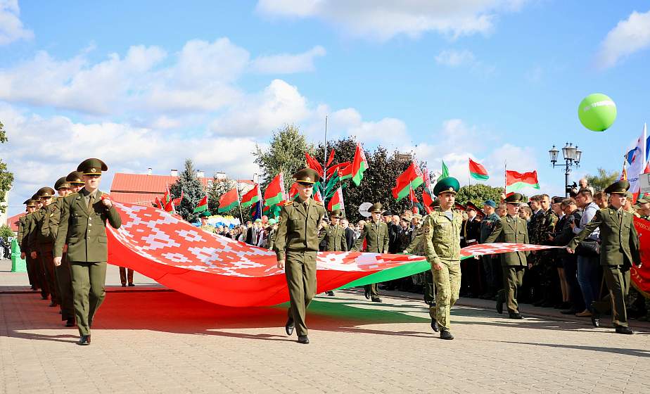 Открытие детского сада в Скиделе, выставка военной техники в Лиде, торжественный митинг в Гродно. Вспоминаем, какими событиями ознаменовалось празднование Дня народного единства на Гродненщине