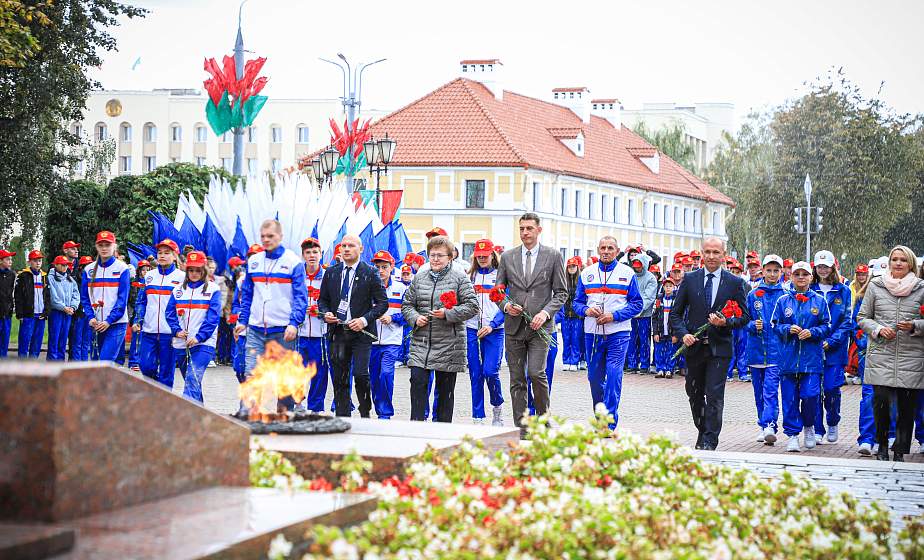 ФОТОФАКТ: Участники спартакиады Союзного государства возложили цветы к братской могиле советских воинов и партизан в парке Жилибера