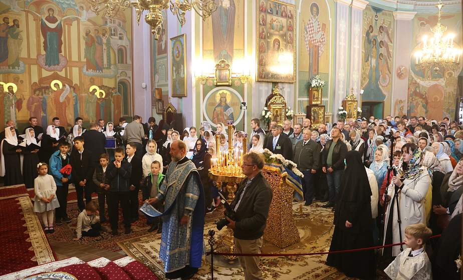 Наталья Кочанова принимает участие в мероприятиях по случаю празднования  30-летия со дня возрождения Свято-Рождество-Богородичного женского монастыря