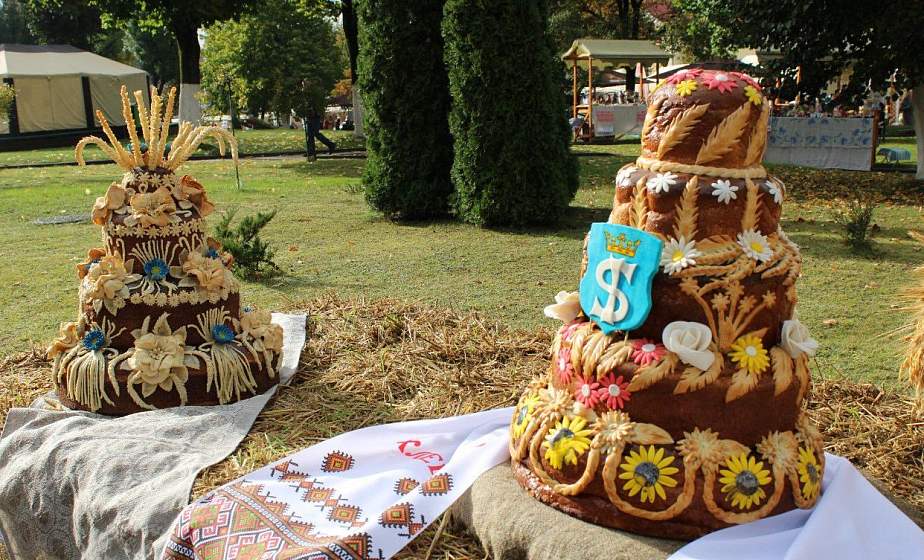 Выставка снопов и караваев, мастер-классы и фотозоны. Чем радовали гостей "Дажынак" на площади Ратушной в Большой Берестовице 