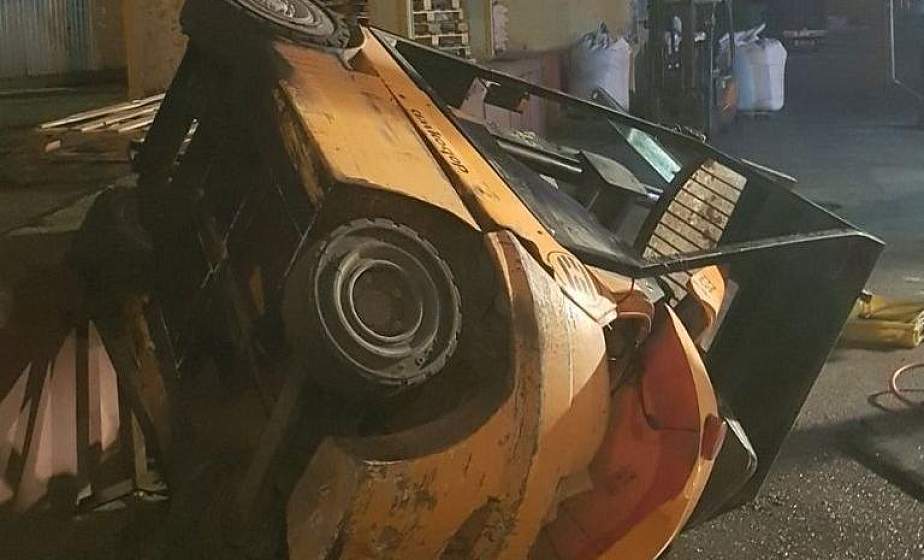 В Лиде мужчине погрузчиком зажало ноги