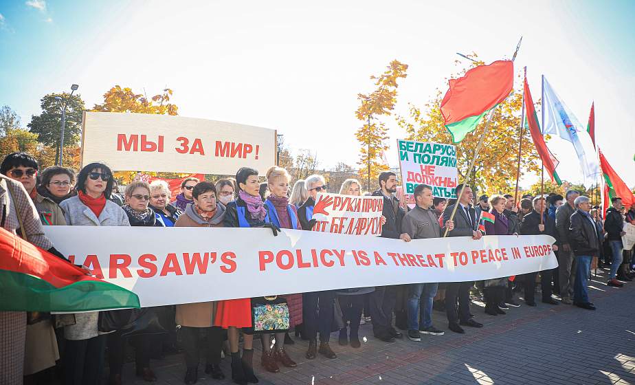 «Руки прочь от Беларуси!». Гродненцы вышли на пикет к Генконсульству Польши, чтобы выразить возмущение агрессивной политикой польских властей (+видео)
