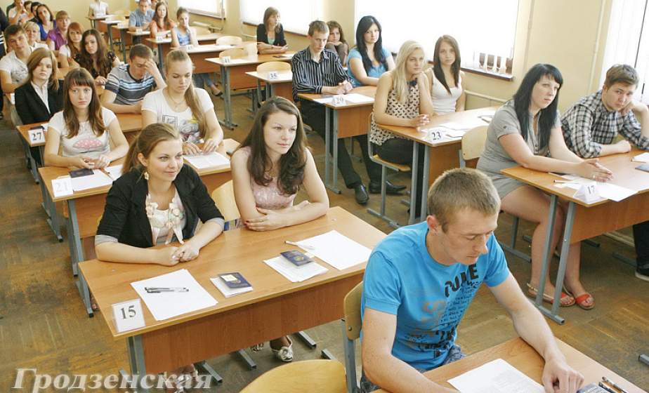 Сегодня абитуриенты сдают централизованное тестирование по математике