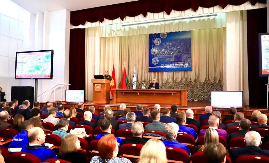 Фотофакт: руководители силового блока Беларуси на встрече с коллективом ОАО "Гродно Азот"
