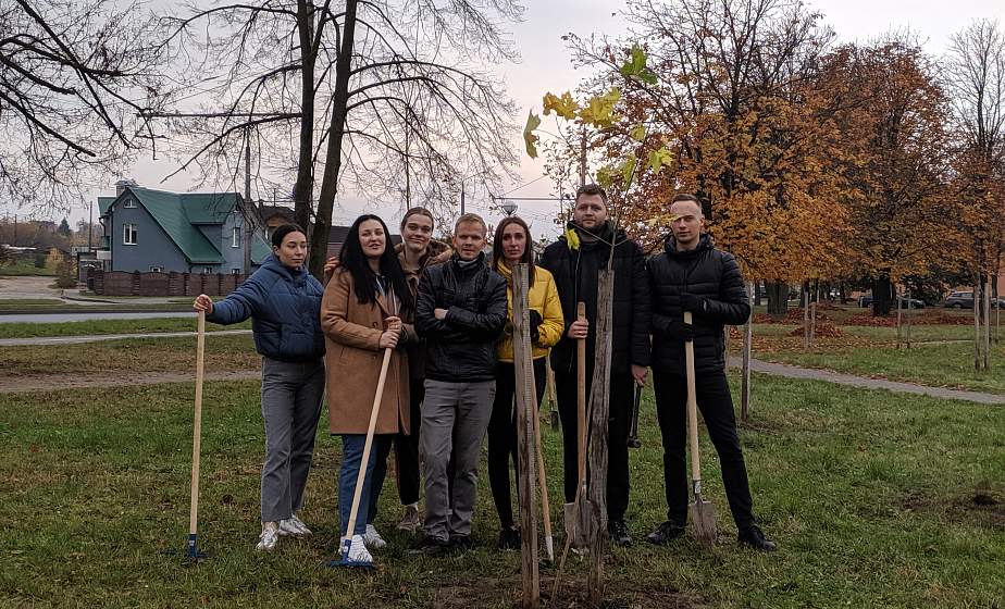 Более 100 лип и кленов высадили на улице Суворова в Гродно участники акции «Дерево героя» 