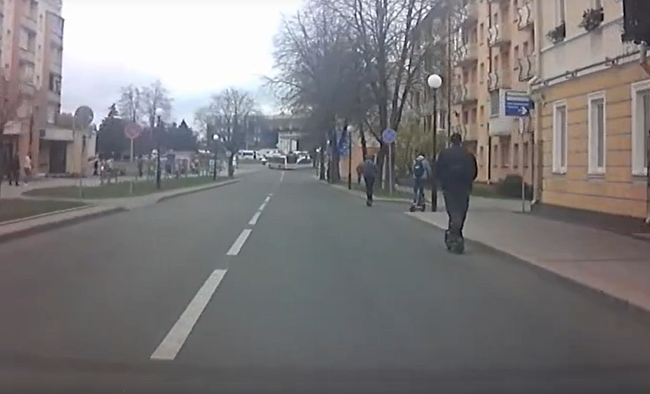 В Гродно сотрудники ГАИ остановили пешеходов, передвигавшихся на электросамокатах по проезжей части