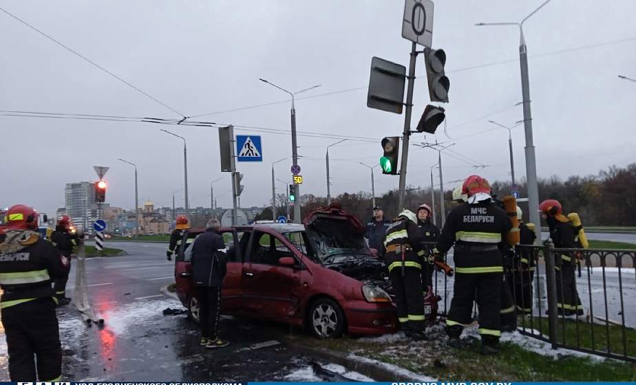 На проспекте Янки Купалы в результате ДТП вспыхнула легковушка (+видео)
