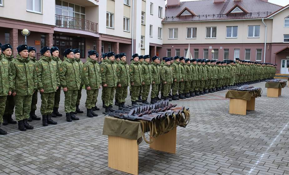 «Народ доверил нам защищать границу родной страны». В Гродненской пограничной группе новобранцам торжественно вручили боевое оружие