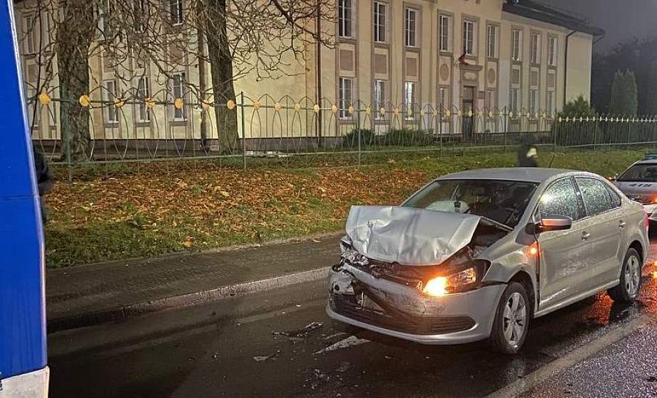 В Гродно легковушка столкнулась с троллейбусом, есть пострадавший