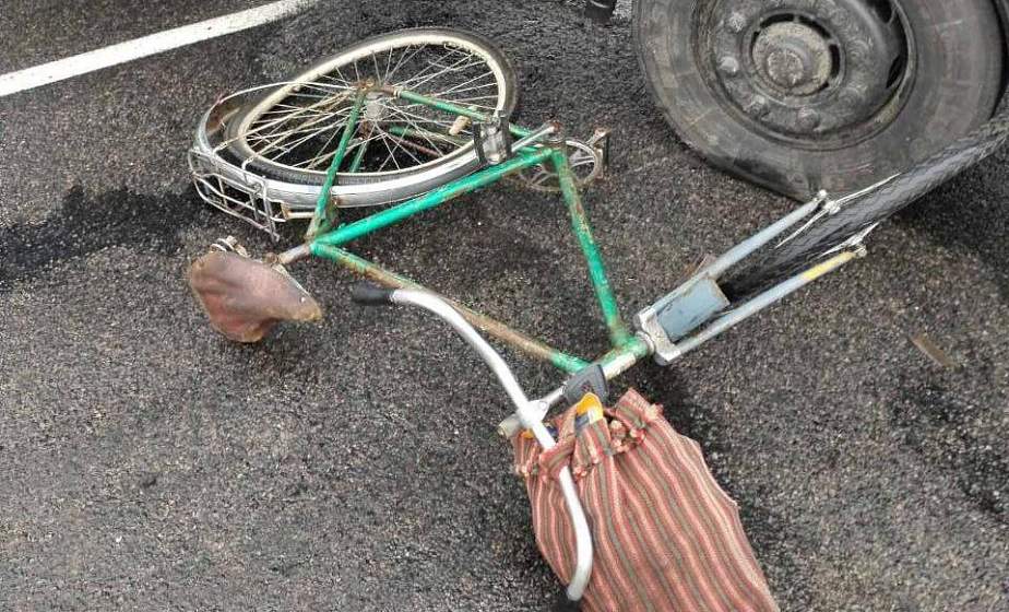 В Ивьевском районе фура задела пожилого велосипедиста 