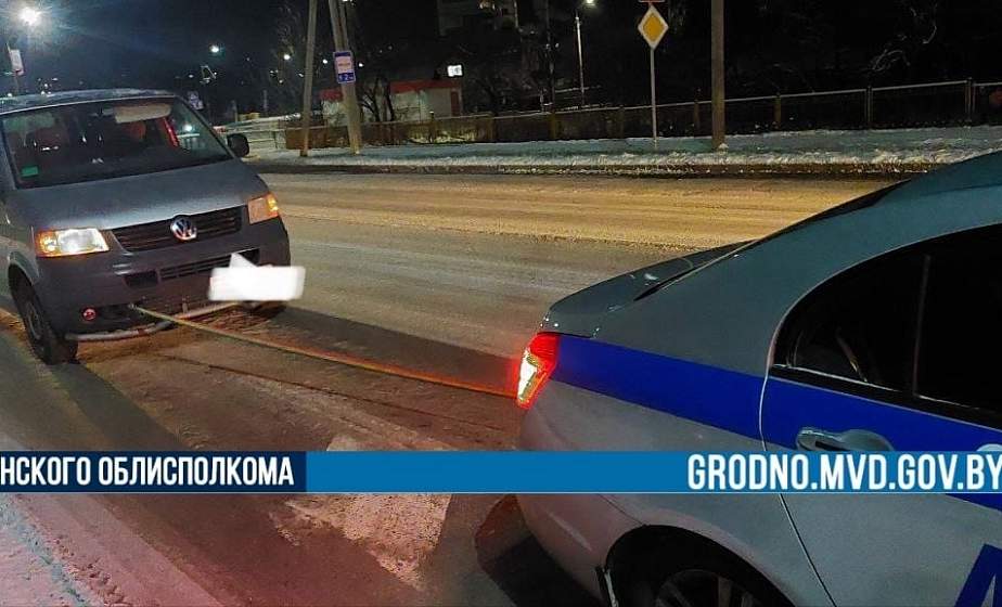 В Слониме автомобиль местного жителя заглох на проезжей части, сотрудники ГАИ пришли на помощь