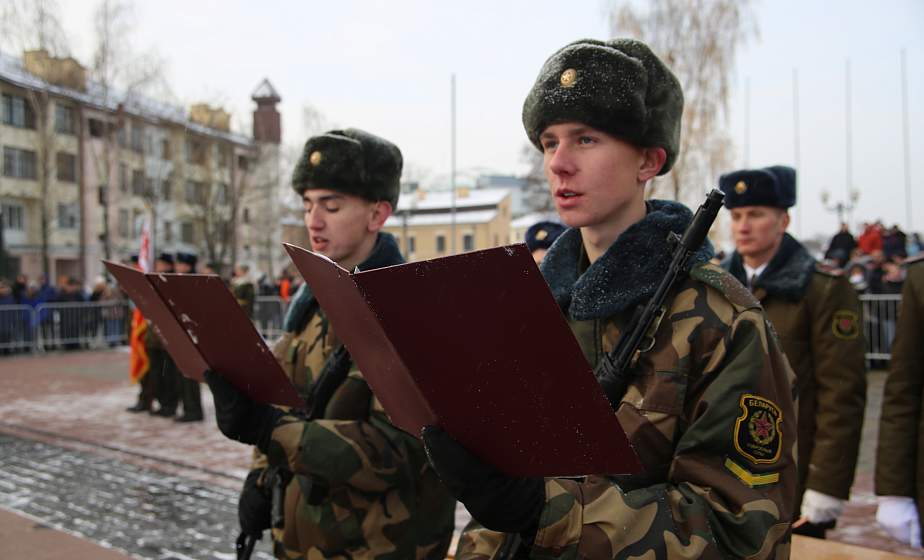 Более 220 новобранцев Гродненского гарнизона приняли Военную присягу