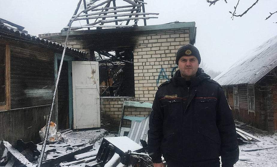 В Новогрудском районе участковый вывел мужчину из горящего дома