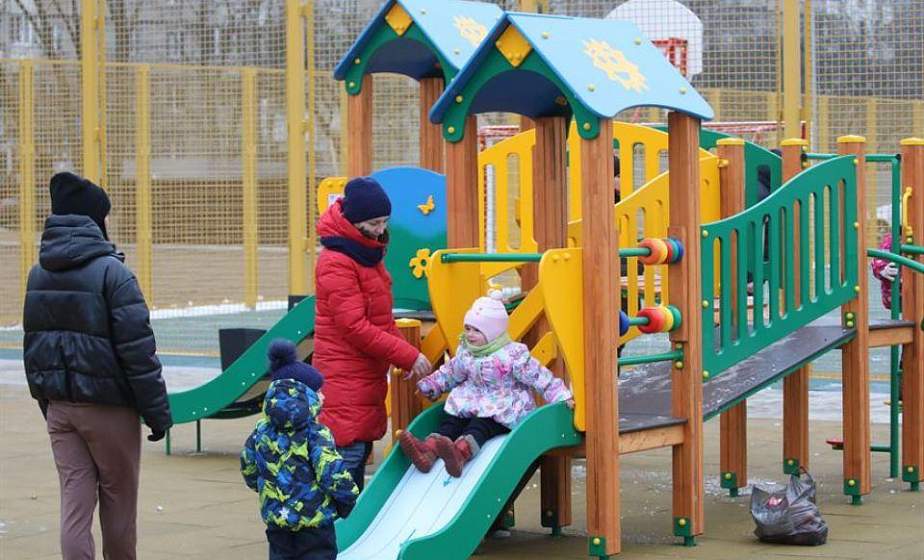 Гвозди, битые кирпичи, распивающие спиртные напитки взрослые - гродненцы сообщили в Комитет госконтроля о проблемах с детскими площадками