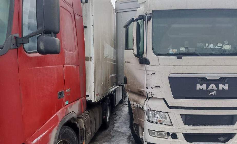 В Ошмянах автомобиль, покатившийся по дороге, травмировал водителя большегруза «МАN»