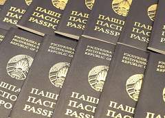 «Жить в мире и чувствовать себя  в безопасности». 16 иностранцев, проживающих в Гродненской области, получили белорусское гражданство благодаря очередному указу Главы государства