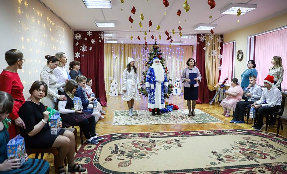 Подарить счастье каждому ребенку. Воспитанников центра коррекционно-развивающего обучения и реабилитации г. Гродно поздравили с новогодними праздниками в рамках акции «Наши дети» 