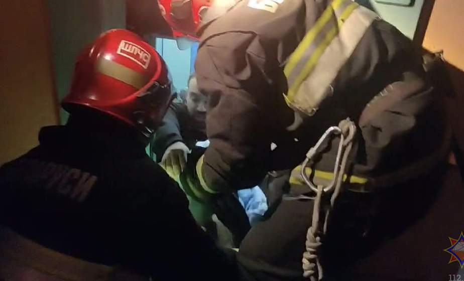 Семья с двумя малолетними детьми застряла в лифте многоэтажки в Гродно