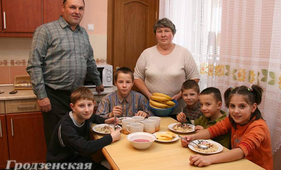 «Мы давно перестали считать, что наши дети – приемные. Это не работа моя, это моя жизнь». Интервью с Натальей Якименко, родителем-воспитателем детского дома семейного типа в Ошмянском районе