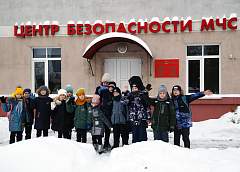 Спасти тонущего, выбраться из горящей квартиры. Чему обучают детей в центре безопасности МЧС в Лиде