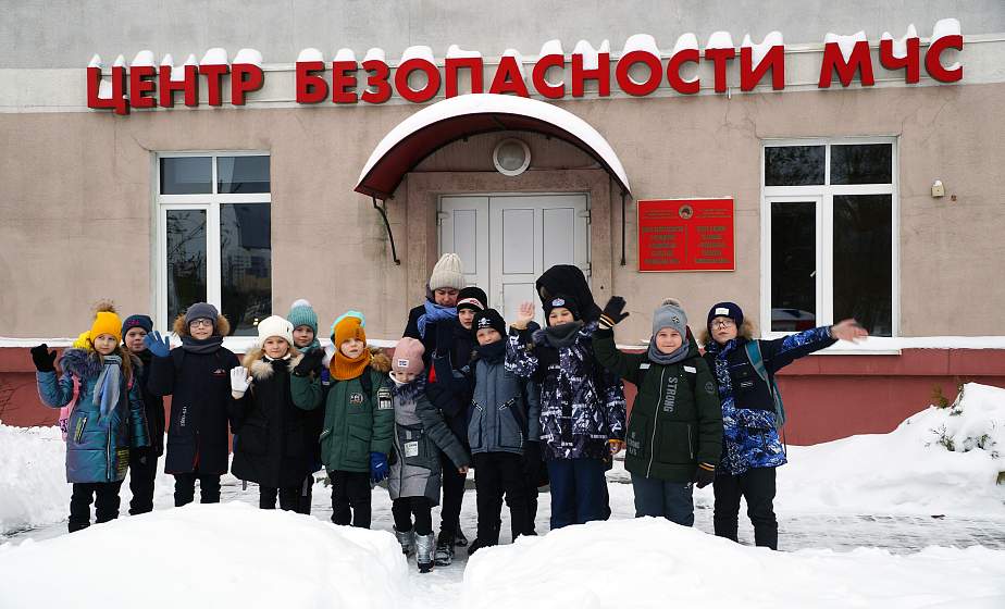 Спасти тонущего, выбраться из горящей квартиры. Чему обучают детей в центре безопасности МЧС в Лиде