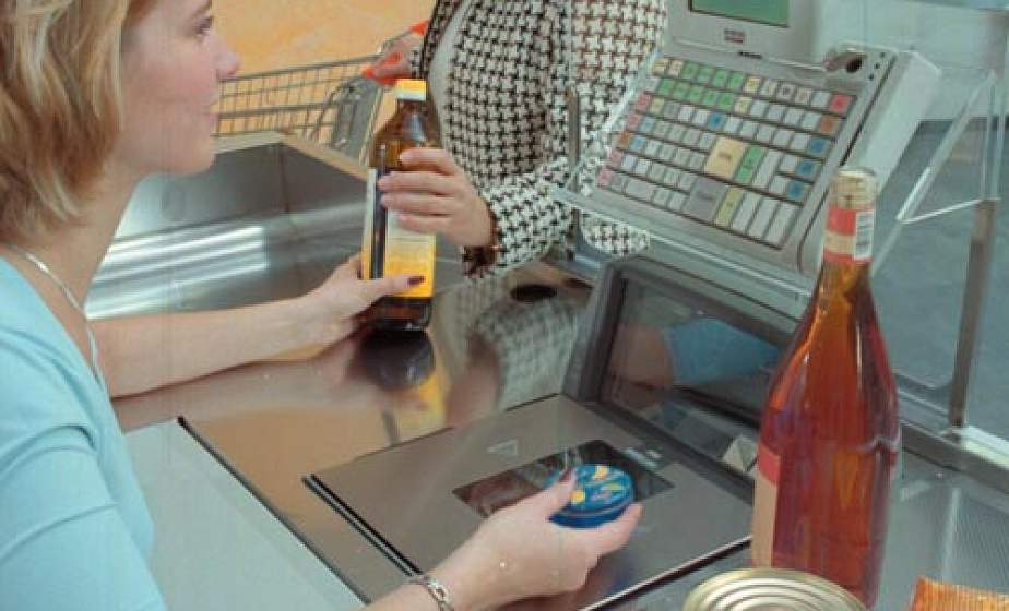 Жители деревни Новоселки не могут рассчитаться банковской карточкой в магазине