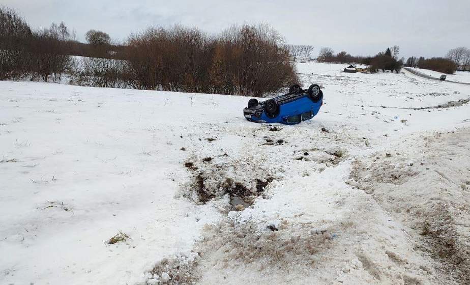 В Лидском районе автомобиль вылетел в кювет и опрокинулся