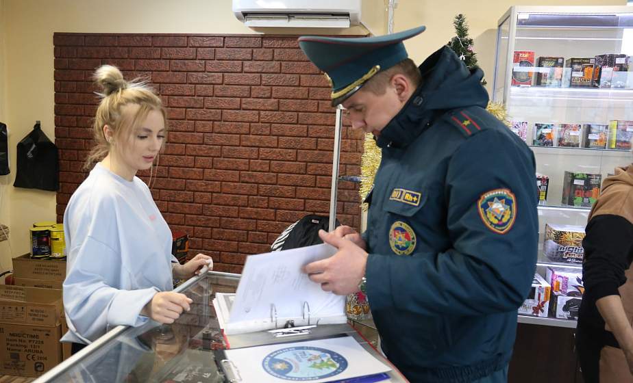 Безопасный яркий праздник. Спасатели Гродно провели профилактический рейд в местах продажи пиротехники