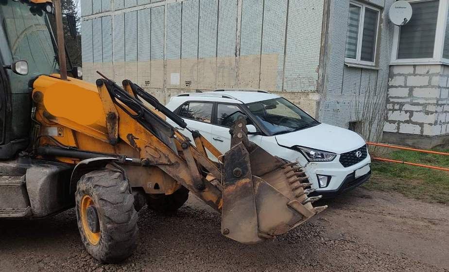 В Гродно экскаватор-погрузчик повредил иномарку 
