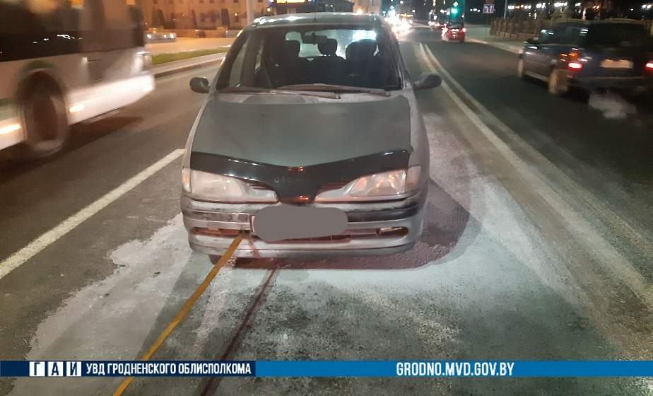 На улице Дзержинского в Гродно внезапно загорелся "Renault" 