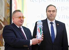 В музей Замкового комплекса «Мир» передали «Капсулу мира» с посланием потомкам