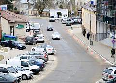На улице Антонова в Гродно установили сигнальные столбики, запрещающие парковать автомобили на проезжей части