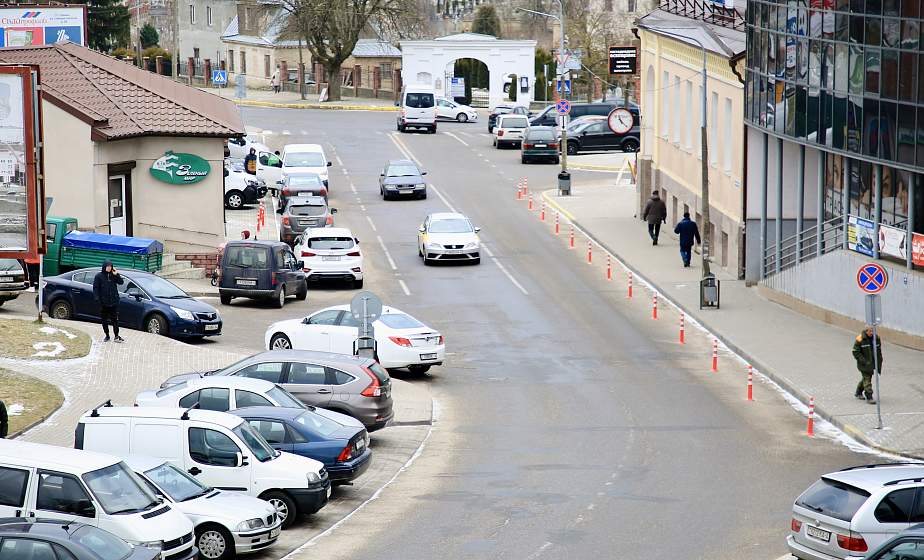 На улице Антонова в Гродно установили сигнальные столбики, запрещающие парковать автомобили на проезжей части