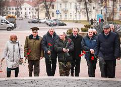 Фотофакт: ветераны войны в Афганистане возложили цветы к братской могиле советских воинов и партизан в Гродно