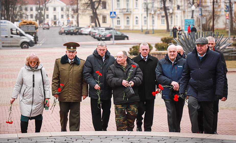Фотофакт: ветераны войны в Афганистане возложили цветы к братской могиле советских воинов и партизан в Гродно