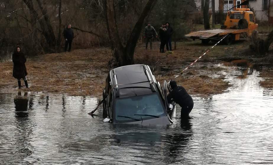 В Лидском районе утонул автомобиль. Водитель успела выбраться