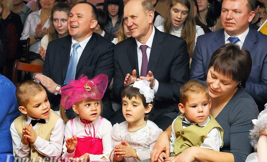 Новогодний праздник в детском доме в Гродно прошел с участием председателя облисполкома