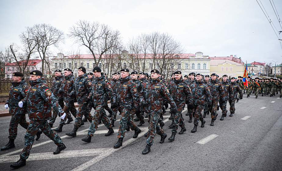 Накануне профессионального праздника гродненские милиционеры прошли торжественным маршем по центру Гродно (+видео)