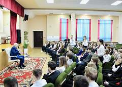 «Классный вопрос». Помощник Президента – инспектор по Гродненской области Юрий Караев стал гостем интерактивного ток-шоу Гродненской городской гимназии имени А.И. Дубко