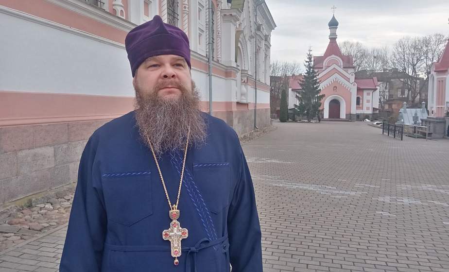 Церковь постоянно совершает молитву о народе, о том, чтобы он жил в мире и согласии, в созидательном труде