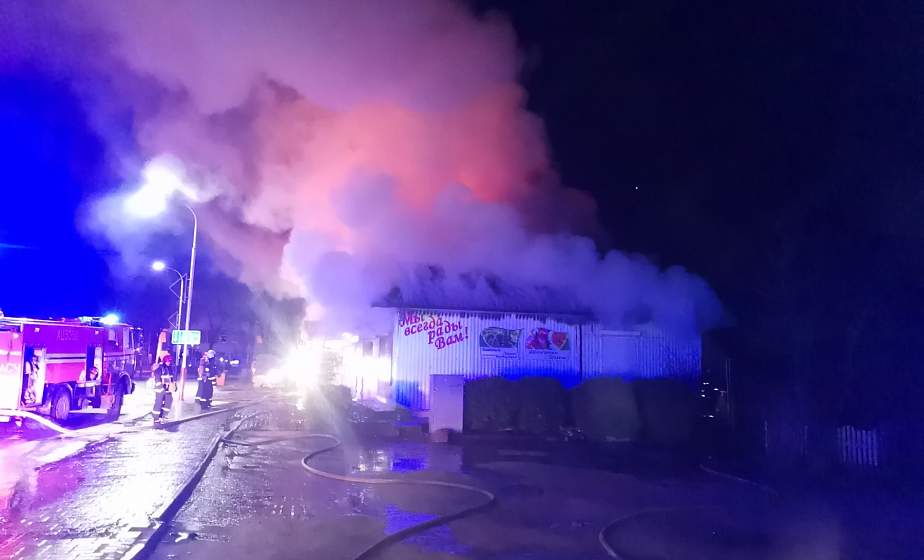 Пожар произошел в одном из торговых павильонов Волковыска