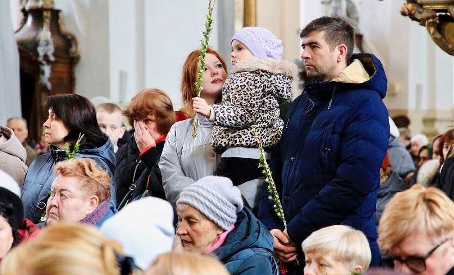 Фотофакт: Католические верующие в Гродно празднуют Вербное воскресенье
