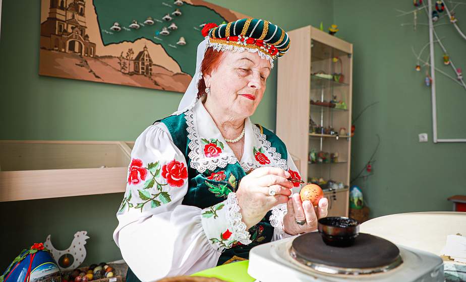 Воск и краска из коры дуба. Необычно украсить пасхальное яйцо по древним традициям научат в Музее писанки в городском поселке Сопоцкин