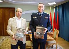 Книги о геноциде белорусского народа прокуратуре области передал член Совета Республики Национального собрания Валентин Байко