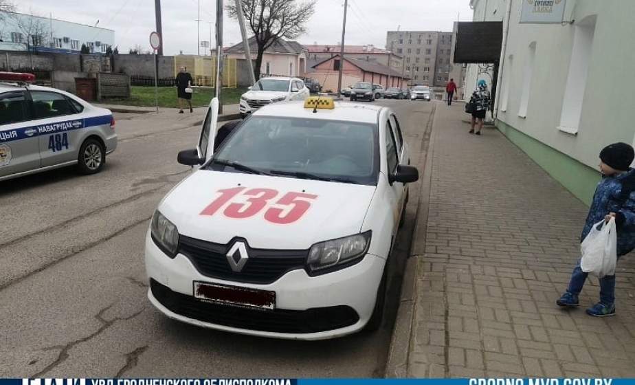 В Новогрудке пенсионерка попала под колеса такси