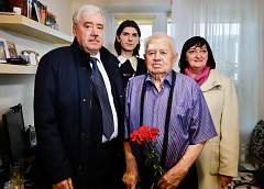 «Святая обязанность – помнить». В Гродно ветерана труда Георгия Жарникова поздравили с наступающим Днем Победы