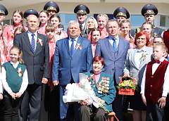 Председатель Гродненского горисполкома Мечислав Гой поздравил с наступающим Днем Победы ветерана войны Зинаиду Судакову